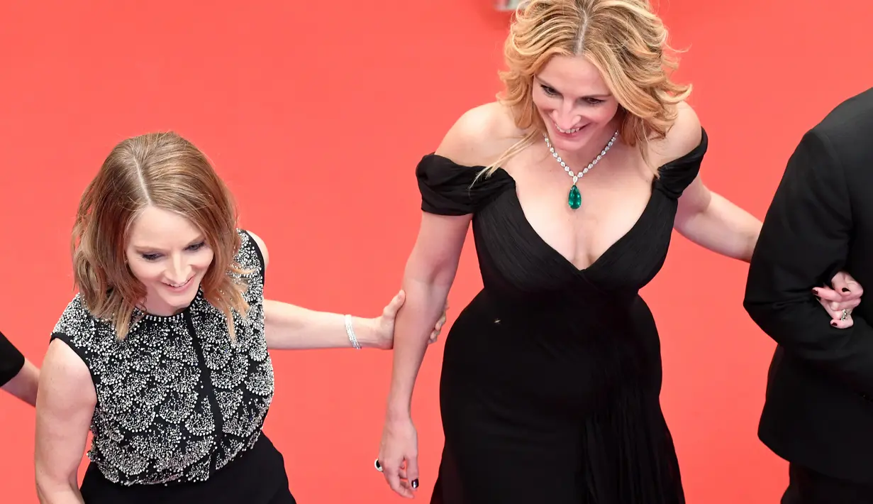 Pemandangan itu mengejutkan banyak pihak, melihat  ketatnya aturan yang dilakukan oleh penyelenggara tersebut. Dalam acara bergensi itu, undangan diwajibkan mengenakan sepatu hak tinggi dan gaun malam. (AFP/Bintang.com)