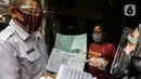 Petugas BPS melakukan sensus penduduk secara langsung ke permukiman warga Pademangan Barat, Jakarta, Rabu (2/9/2020). BPS melakukan sensus penduduk secara tatap muka mulai 1 September untuk mencatat penduduk Indonesia yang belum mengikuti sensus penduduk secara daring. (Liputan6.com/Johan Tallo)