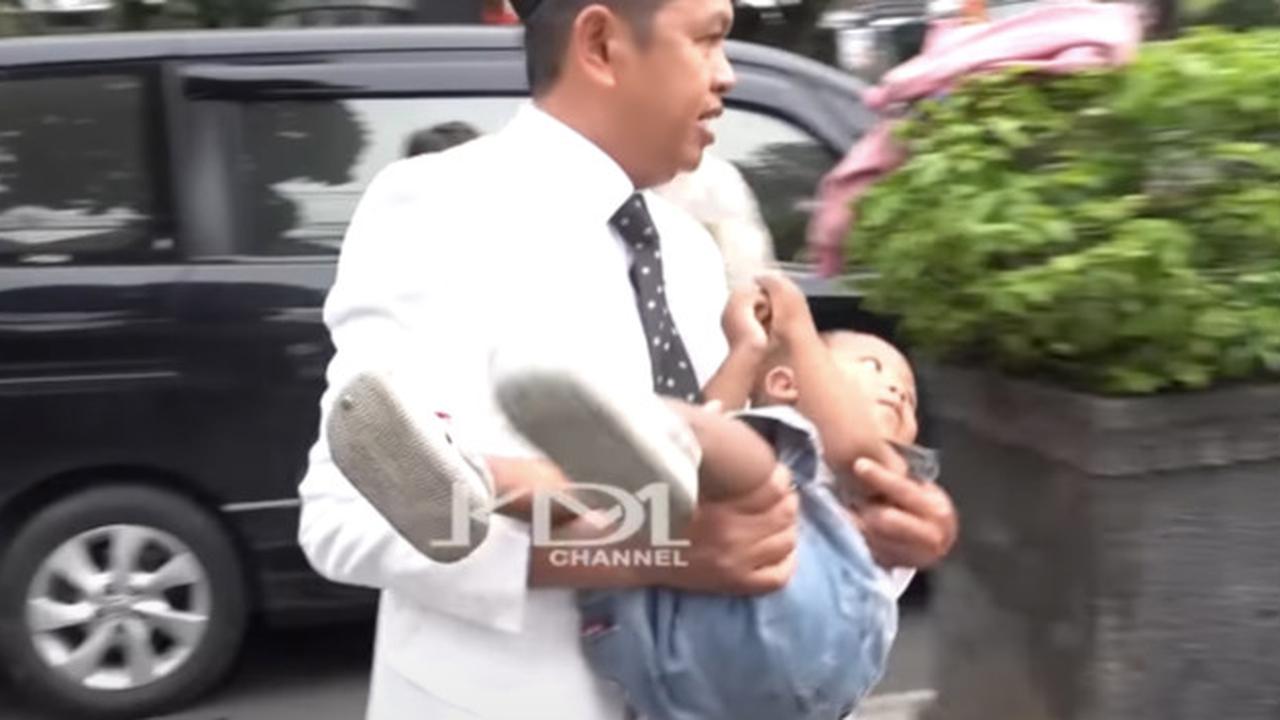 Lihat Pengemis Bawa Anak, Dedi Mulyadi Gercep Langsung Menggendong dan Dibawa Masuk ke Mobil 'Ibu Ini Enggak Bahaya Bawa Anak