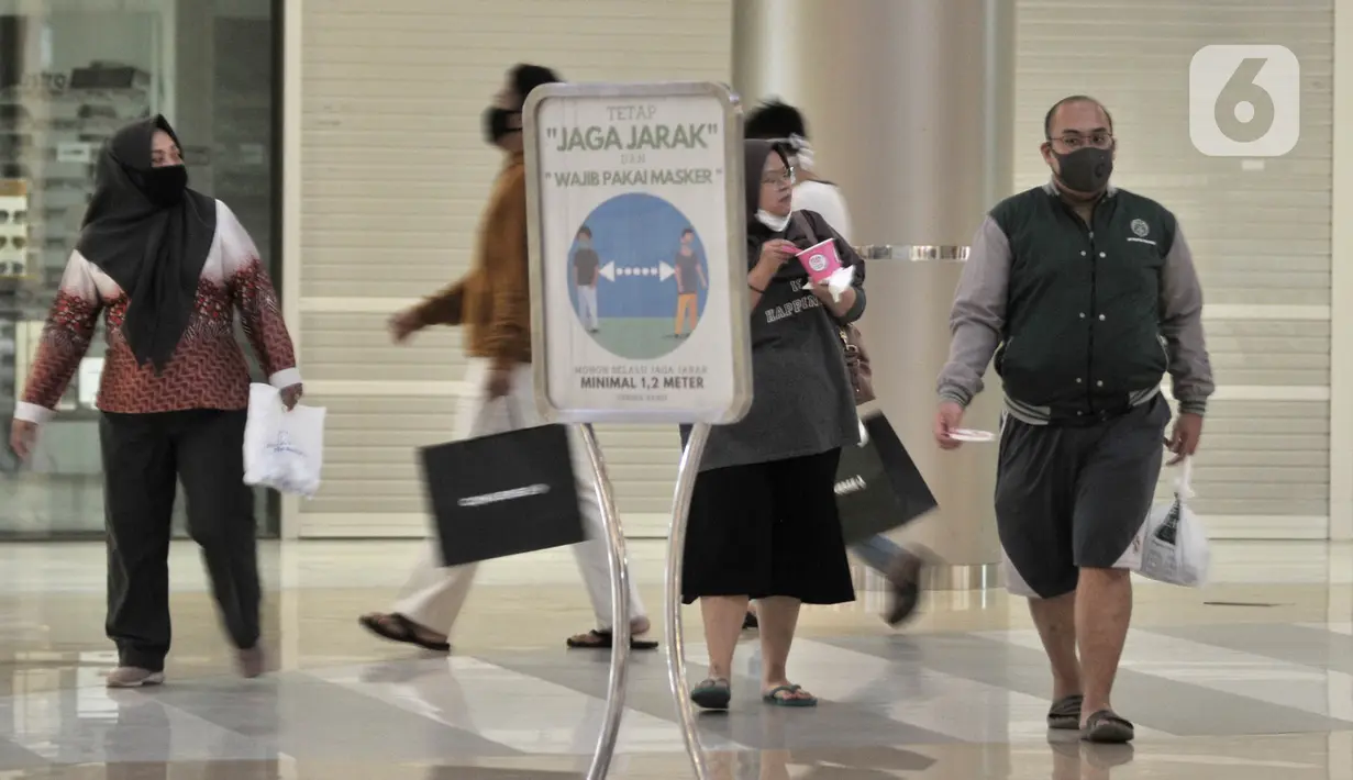 Aktivitas pengunjung di Sumarecon Mall Bekasi, Jawa Barat, Kamis (28/5/2020). Sumarecon Mall Bekasi akan menjadi mal percontohan dalam menerapkan New Normal di bidang perniagaan yang rencananya akan dibuka secara bertahap mulai 8 Juni seiring berakhirnya PSBB di Bekasi.(merdeka.com/Iqbal S. Nugroho)