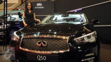 Seorang model bergaya di sisi kendaraan sedan Infinity Q50 yang dipamerkan di Jakarta Auto Show 2015, Rabu (28/10/2015). Infinity Q50 dibanderol dengan harga sekitar 890 juta rupiah. (Liputan6.com/Helmi Fithriansyah)