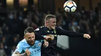 Striker Everton, Wayne Rooney, duel udara dengan bek Manchester City, Nicolas Otamendi, pada laga Premier League di Stadion Etihad, Selasa (22/8/2017). Wayne Rooney berhasil mencetak gol ke 200 di ajang Premier League. (AFP/Oli Scarff)