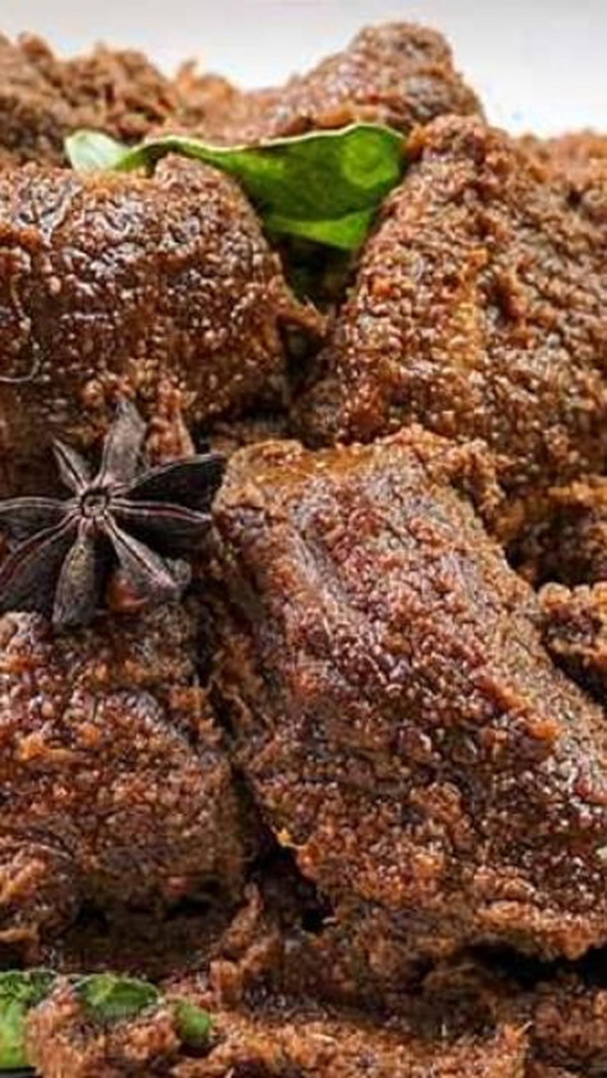 Dari pengertian ini rendang sejati adalah rendang yang paling rendah kandungan cairannya. Akan tetapi, secara umum dikenal ada dua macam tipe rendang yakni rendang kering dan basah.