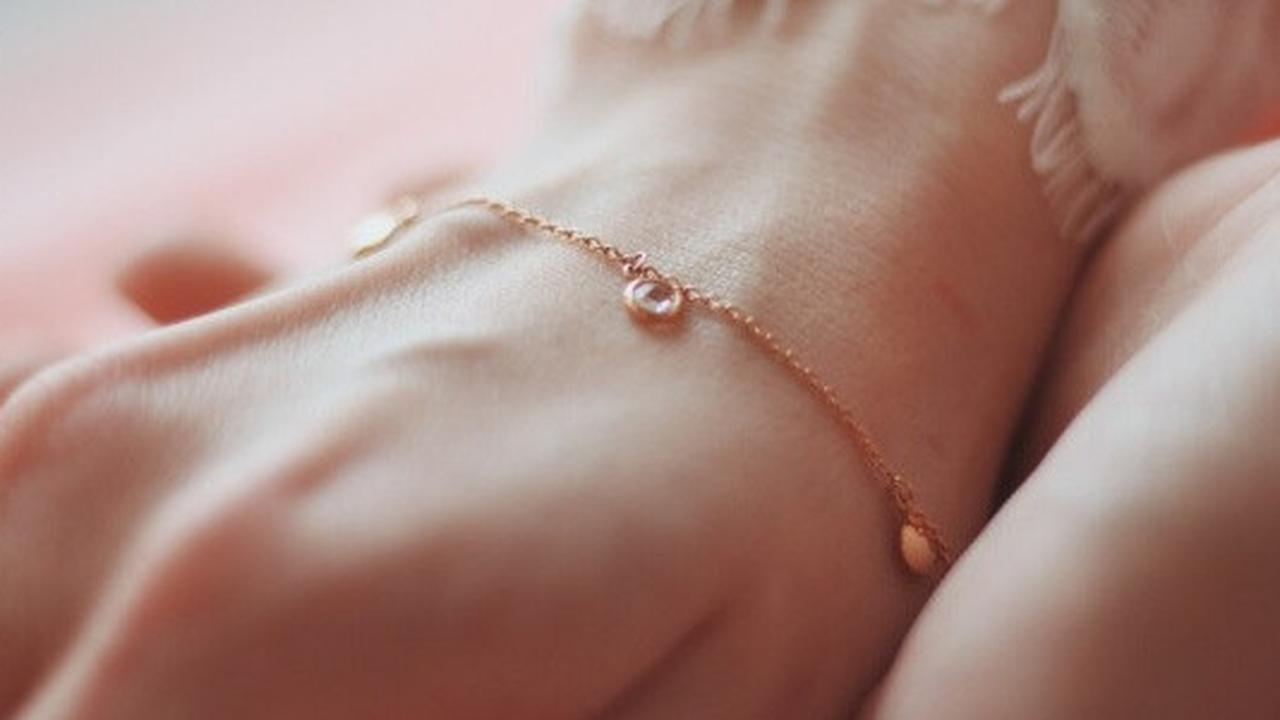 7 Tips Memilih Gelang Emas Charm Bracelet 24 Karat, Bisa untuk Gaya dan Investasi Sekaligus