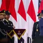 Presiden Joko Widodo (kiri) saat menganugerahkan kenaikan pangkat secara Istimewa berupa Jenderal TNI Kehormatan kepada Menteri Pertahanan Prabowo Subianto pada acara Rapim TNI-Polri 2024 di Mabes TNI, Jakarta, Rabu (28/2/2024). (Liputan6.com/Herman Zakharia)
