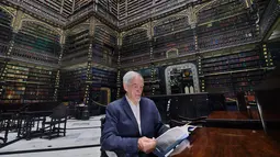 Arsitek dan peneliti Brasil, Carlos Francisico Moura membaca buku di Royal Portuguese Cabinet of Reading di Rio de Janeiro, Brasil, 5 Desember 2018. Perpustakaan ini didirikan untuk mempromosikan budaya Portugis di Brasil. (Carl De Souza/AFP)