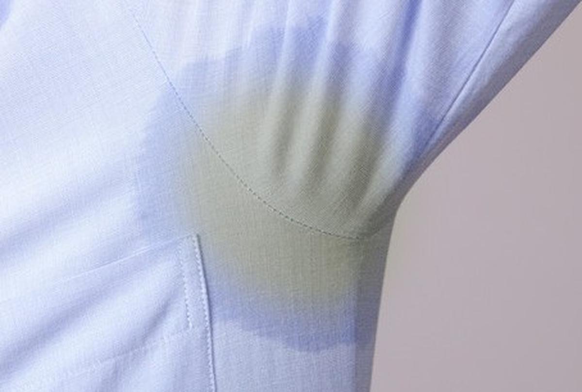 Baju di area ketiak menguning.