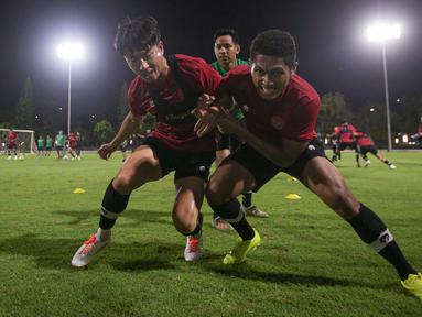 Pemain Timnas Indonesia U-22, Muhammad Fajar Fathurrahman (kanan) dan Seiya Da Costa saat berlatih menjelang SEA Games 2023 di Lapangan A, Kompleks Stadion Utama Gelora Bung Karno (SUGBK), Senayan, Jakarta, Rabu (05/04/2023). Garuda Muda nantinya akan tergabung di Grup A bersama tuan rumah Kamboja, Timor Leste, Filipina, dan Myanmar. (Bola.com/Bagaskara Lazuardi)