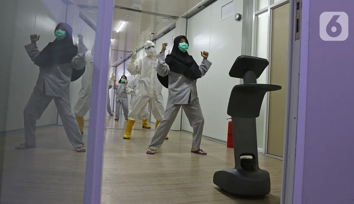 Pasien bersama perawat sedang melakukan senam di koridor  RSPJ Modular, Jakarta, Selasa (28/7/2020). Teknologi dengan robot, membantu tenaga medis dalam tanganin pasien Covid-19, salah satunya dapat berkonsultasi dengan dokter via Video Call. (Liputan6.com/Herman Zakharia)