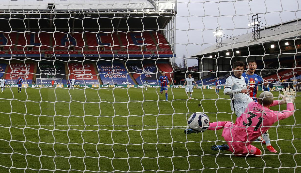 Gelandang Chelsea, Christian Pulisic (tengah) mencetak gol keempat timnya ke gawang Crystal Palace dalam laga lanjutan Liga Inggris 2020/2021 pekan ke-31 di Selhurst Park, London, Sabtu (10/4/2021). Chelsea menang 4-1 atas Crystal Palace. (AP/Justin Tallis/Pool)