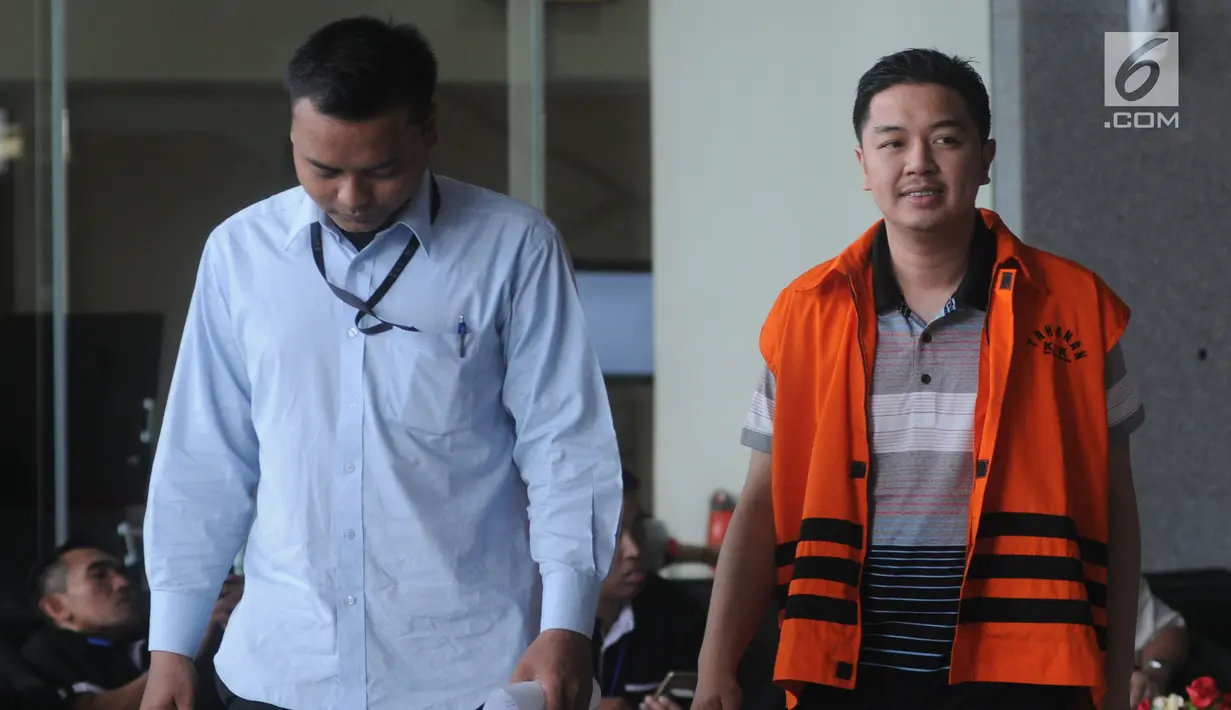 Wali Kota Kendari nonaktif Adriatma Dwi Putra memakai rompi tahanan usai menjalani pemeriksaan di KPK, Jakarta, Selasa (22/5). Adriatma diperiksa sebagai tersangka terkait suap proyek pengadaan barang dan jasa di Kota Kendari. (Merdeka.com/Dwi Narwoko)