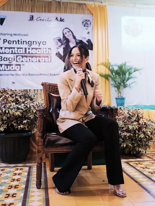 Kesan chic bisa kamu dapat dengan memadukan blazer dan scarf seperti Nia Ramadhani [@ramadhaniabakrie]