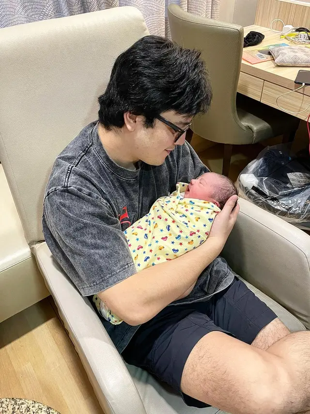 Sudah Jadi Ayah, Ini 6 Potret Derby Romero Saat Asuh Anak di Singapura