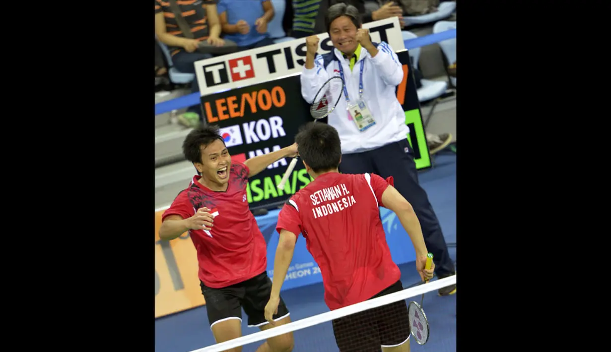 Luapan kegembiraan ganda Putra Indonesia Muhamad Ahsan dan Hendra Setiawan setelah mengalahkan ganda Korsel Yongdae Lee dan Yeonseong Yoo pada final Asian Games ke-17 di Gyeyang Gymnasium, Incheon, Korsel, (28/9). (ANTARA FOTO/Saptono)