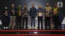CEO Kapanlagi Youniverse (KLY) Steve Christian (kelima kiri) dan Menteri Koperasi dan Usaha Kecil Menengah Teten Masduki berfoto bersama penerima Merdeka Awards di di Gedung SCTV Tower, Jakarta, Rabu (30/8/2023). (merdeka.com/Imam Buhori)