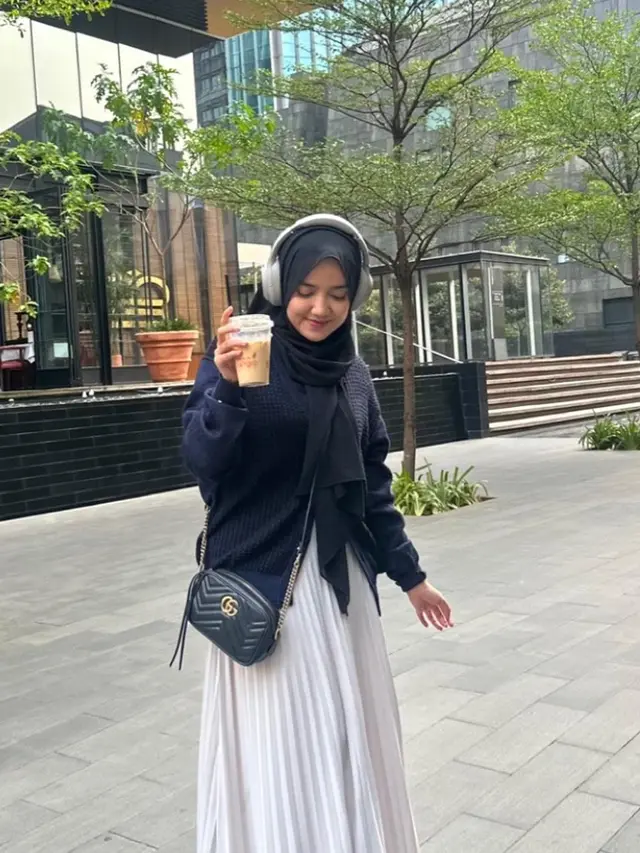 Naik Haji Lewat Jalur Influencer, Ini Gaya Modest Wirda Mansur dengan Tas Branded