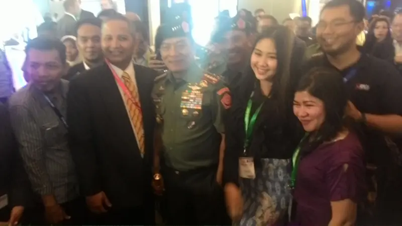 Keliling Pameran Alutsista, Panglima TNI Malah Diajak Selfie