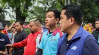 Wali Kota Solo, Gibran Rakabuming Raka, saat mengikuti agenda Trophy Experience atau pawai trofi Piala Dunia U-17 2023 yang berlangsung pada Minggu (5/11/2023). (Bola.com/Radifa Arsa)