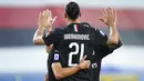 Pemain AC Milan, Zlatan Ibrahimovic, melakukan selebrasi usai mencetak gol ke gawang Sampdoria pada laga Serie A di Stadion Luigi Ferraris, Rabu (29/7/2020). AC Milan menang 4-1 atas Sampdoria. (Spada/LaPresse via AP)