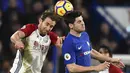 Duel pemain West Bromwich, Craig Dawson (kiri) dan pemain Chelsea, Alvaro Morata pada lanjutan Premier League di Stamford Bridge stadium, London, (12/2/2018). Chelsea menang 3-0. (AFP/Glyn Kirk)