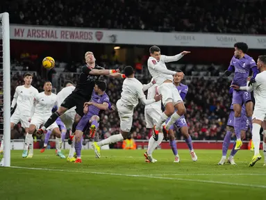 Bek Arsenal Jakub Kiwior (tengah atas) memukul bola untuk mencetak gol bunuh diri ke gawang Liverpool pada babak ketiga Piala FA 2023-2024 di Emirates Stadium, Minggu (07/01/2024) malam WIB. (AP Photo/Kirsty Wigglesworth)