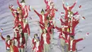 Kontingen Indonesia menggunakan busana kasual yang dipadukan sedikit sentuhan tradisional. Mereka menggunakan busana setelan jas merah yang dipadukan kemeja putih plus celana krem. (Bola.com/Ikhwan Yanuar)
