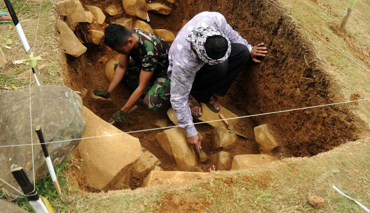Dua petugas yang tergabung dalam Tim Nasional Penelitian melakukan ekskavasi situs megalitikum Gunung Padang di Kampung Cimanggu, Cianjur, Jawa Barat, (20/9/2014). (Liputan6.com/Helmi Fithriansyah)