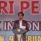 Presiden Joko Widodo (Jokowi) memberikan sambutan pada acara puncak Hari Pers Nasional (HPN) 2017 di Ambon, Maluku, Kamis (9/2). Pada acara puncak HPN ini ditandai dengan pemukulan tifa oleh Presiden Jokowi. (Liputan6.com/Faizal Fanani)