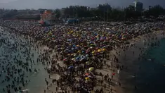 Para penjemur menikmati pantai Macumba, di zona barat Rio de Janeiro, pada 24 September 2023. (Tercio Teixeira/AFP)