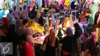 Pengunjung membeli pakaian di Pasar Tanah Abang, Jakarta, Selasa (10/5). Peningkatan ekonomi dipicu oleh konsumsi saat Lebaran dan pembangunan infrastruktur. (Liputan6.com/Angga Yuniar)