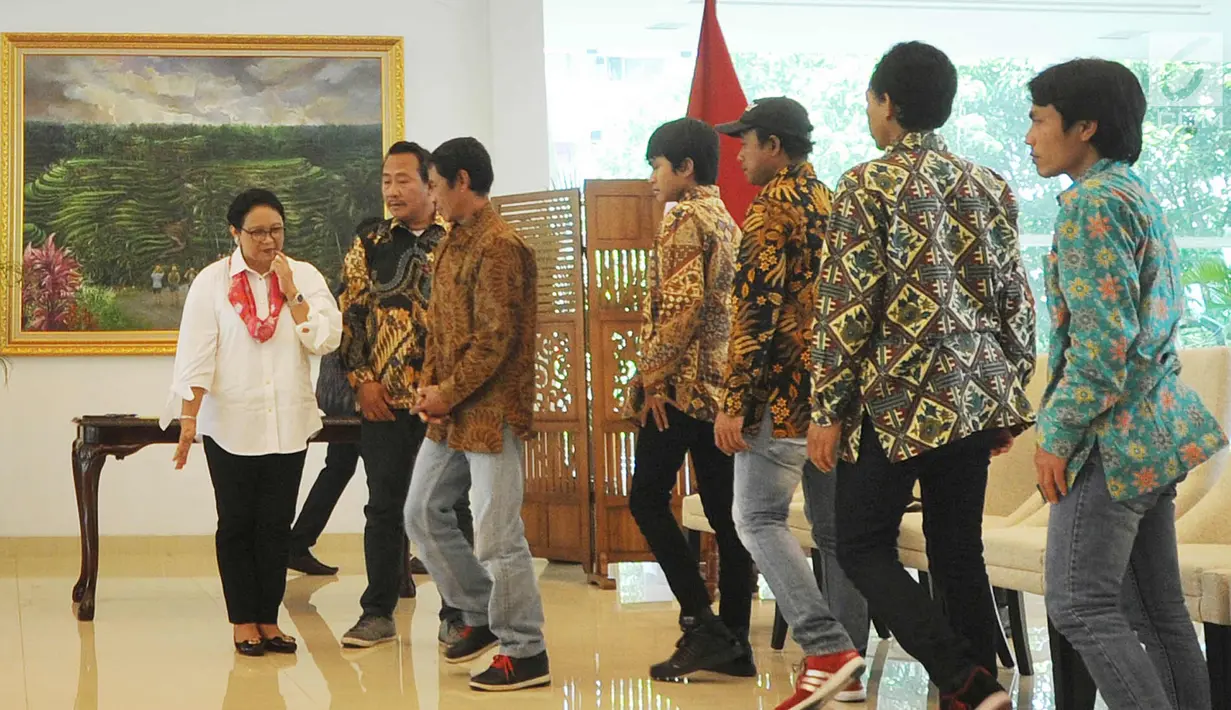Menteri Luar Negeri RI Retno Marsudi bersama enam ABK yang berhasil dibebaskan dari sandera di Gedung Kemenlu, Jakarta (2/4). Mereka disandera sejak 23 September 2017 lalu. (Merdeka.com/Arie Basuki)