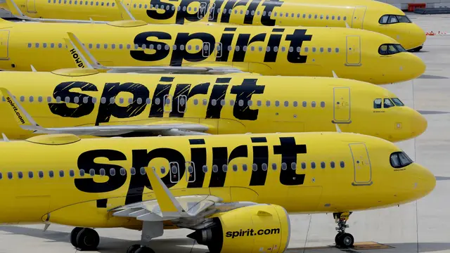 Pesawat Spirit Airlines terparkir di Bandara Internasional Fort Lauderdale-Hollywood setelah penerbangan dibatalkan pada hari Sabtu, 2 Mei 2026. (Mike Stocker/South Florida Sun-Sentinel via AP)