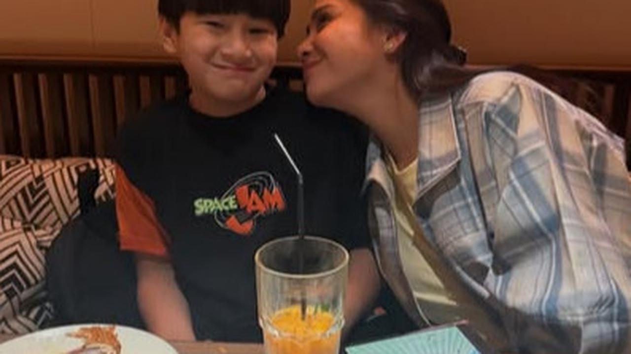 Potret Rafathar Malu-malu Dicium Nagita Slavina, Ekspresi Si Aa Justru Bikin Gemas - Disebut Sayang tapi Gengsi
