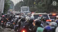 Pemudik sepeda motor melintas di Jalur Kalimalang, Bekasi, Jawa Barat, Rabu (13/6) pagi. H-3 Lebaran, jalur itu bagaikan lautan sepeda motor pemudik yang hendak pulang kampung untuk merayakan Idul Fitri. (Merdeka.com/Iqbal S. Nugroho)