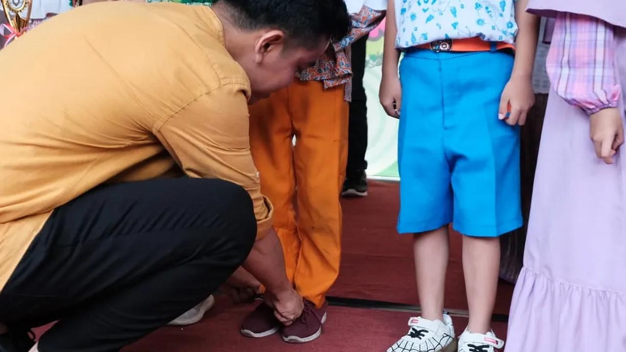 Seusai acara, Gibran yang keluar dari pintu sekolah sudah ditunggu puluhan ibu-ibu yang ingin bersalaman dan berswafoto.<br>