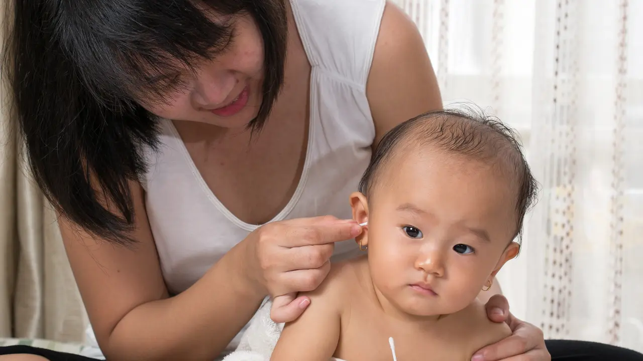 membersihkan telinga bayi