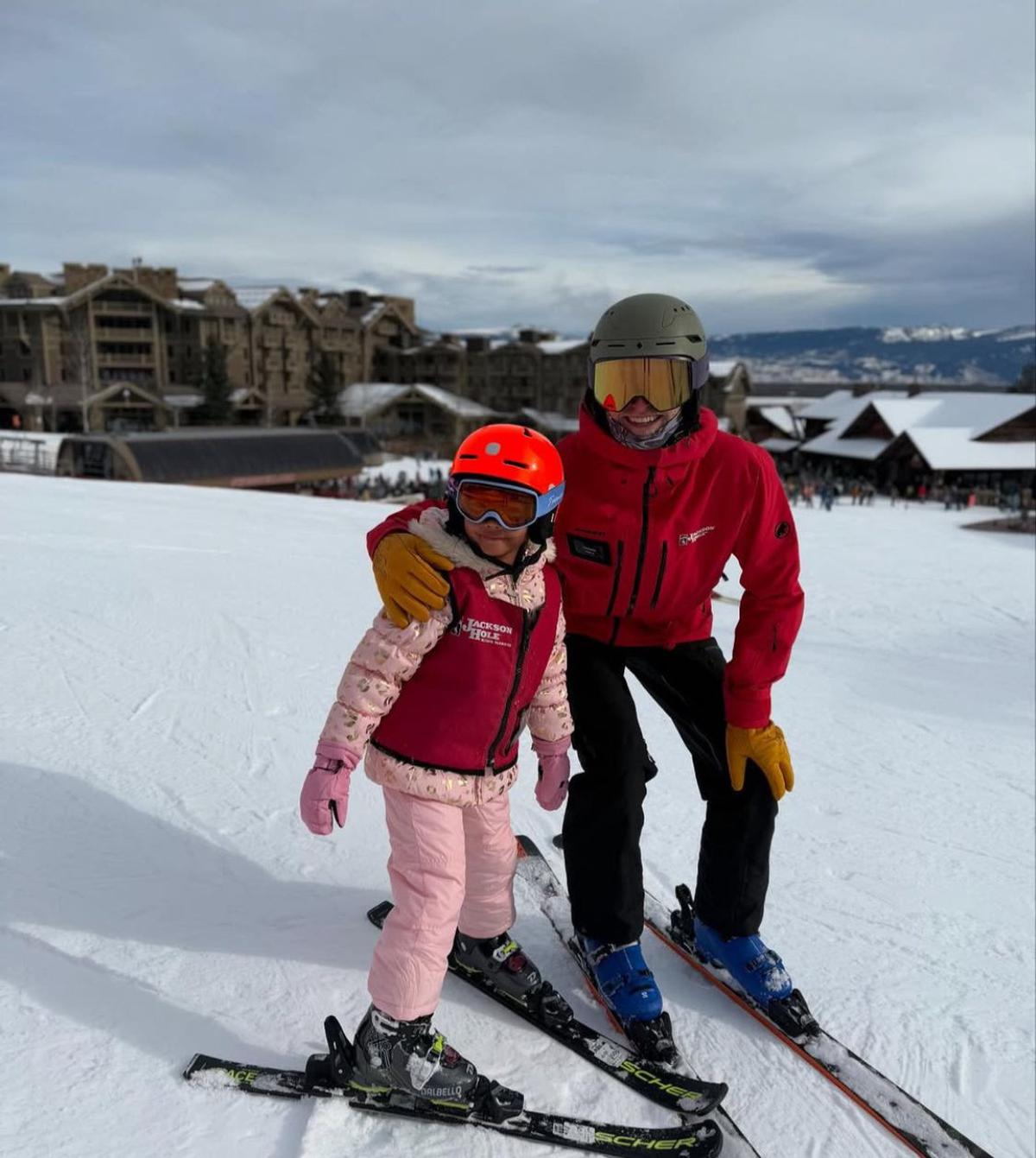 7 Potret Farah Quinn dan Keluarga Nikmati Liburan Musim Dingin, Snowboard Hingga Momen Santai!