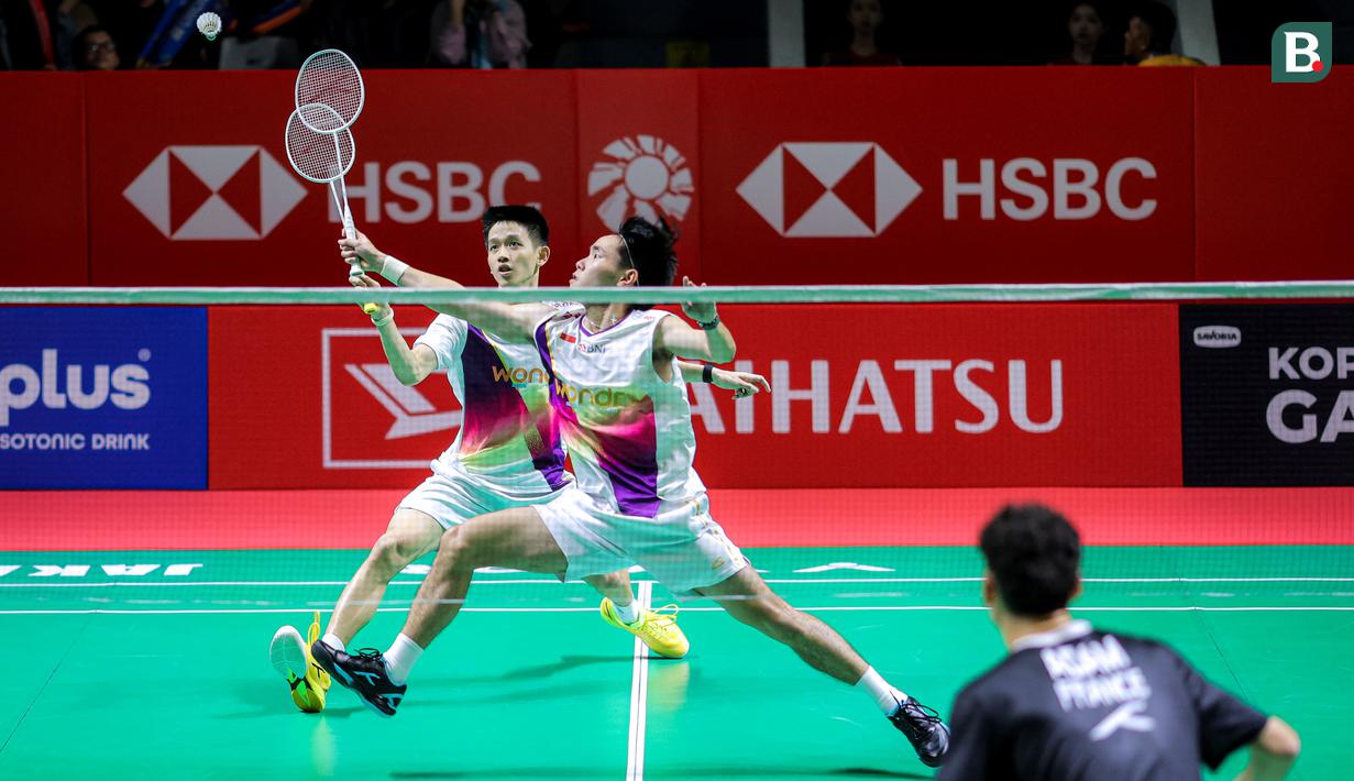 Pebulu tangkis ganda putra Indonesia, Nikolaus Joaquin/Raymond Indra berusaha mengembalikan kok ke arah pasangan Prancis, Eloi Adam/Leo Rossi dalam laga babak 32 besar Indonesia Masters 2026 di Istora, Senayan, Jakarta, Selasa (20/01/2026). (Bola.com/Bagaskara Lazuardi)