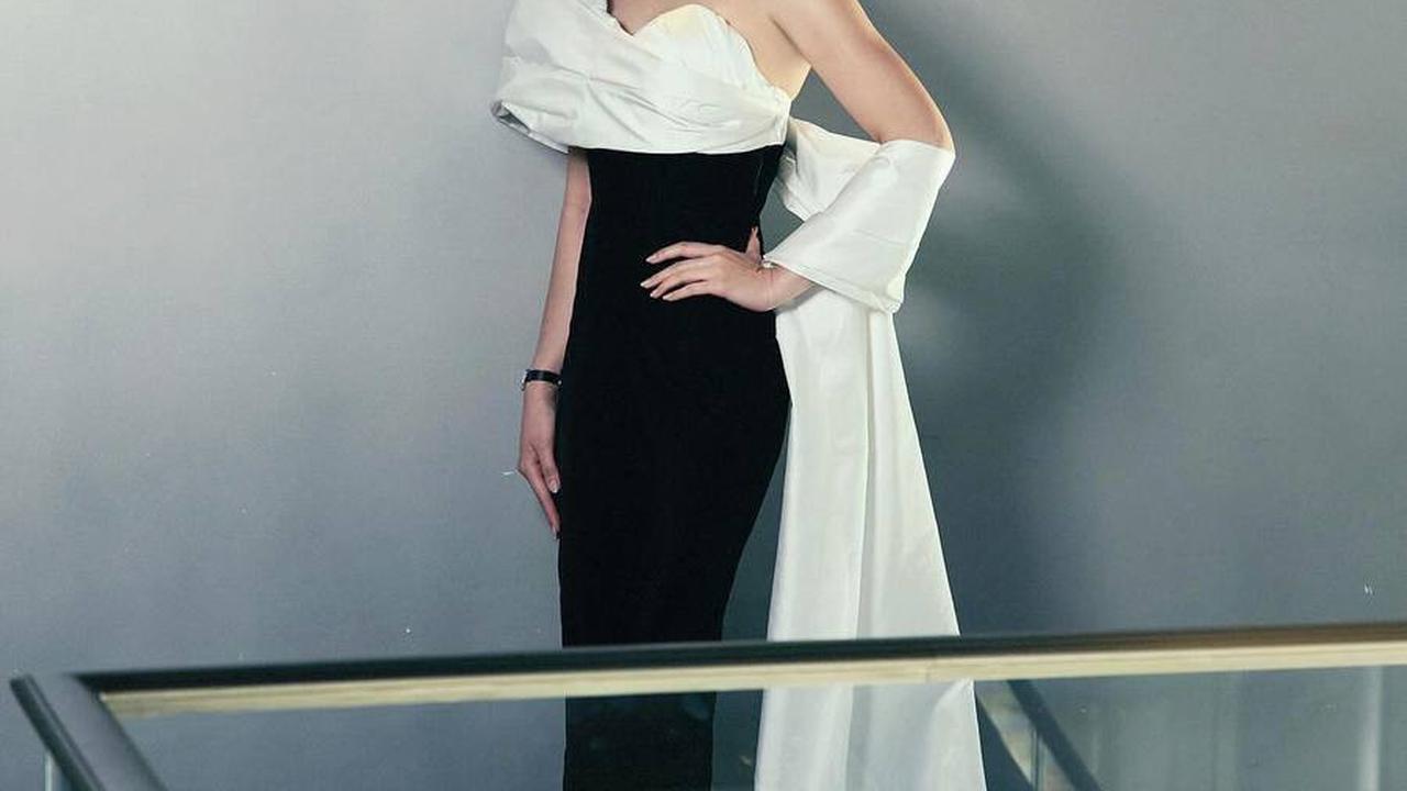 Sama seperti pada penampilan sebelumnya, Raline Shah kembali tampil memukau mengenakan dress mewah nan glamor dari STELLARISSA.<br>