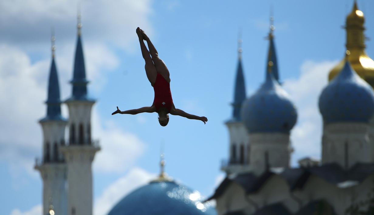 Peloncat indah Kanada, Lysanne Richard, beraksi di nomor High Diving 20m putri dalam Kejuaraan Dunia Akuatik 2015 di Kazan, Rusia. (4/8/2015). Bangunan di latar gambar adalah Masjid Kul Sharif (kiri) dan Katedral Annunciation. (Reuters/Hannibal Hanschke).