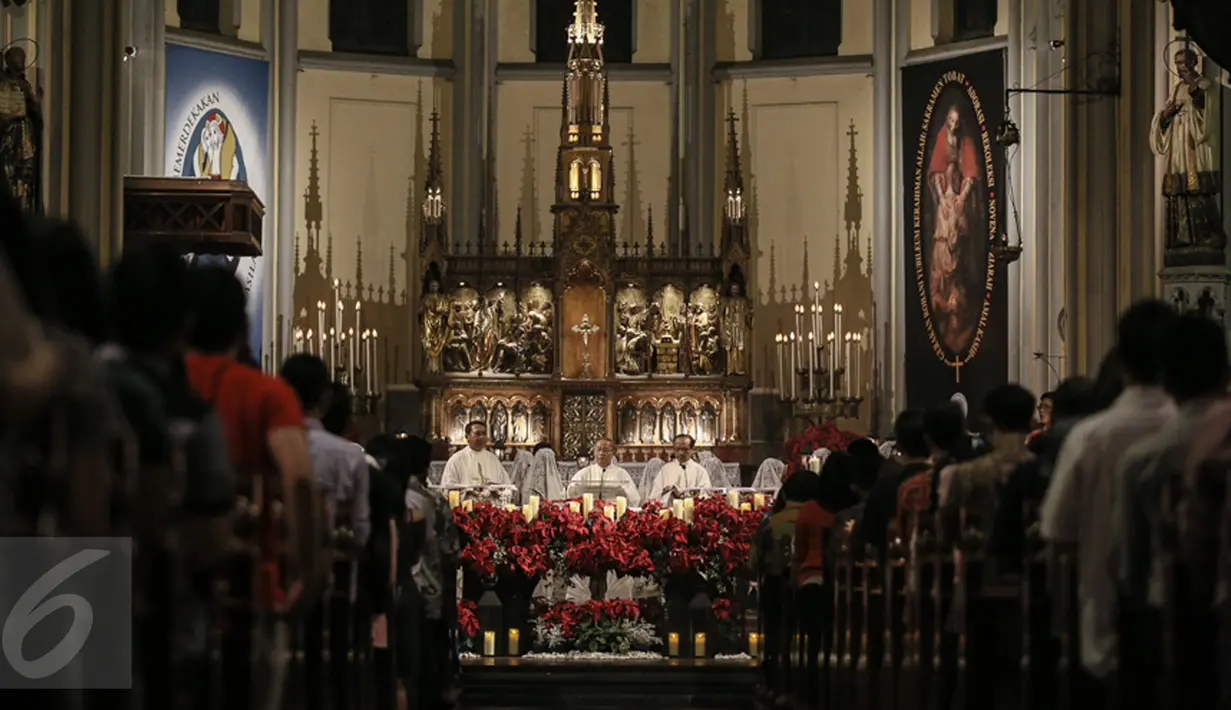 Umat kristiani mengikuti misa Natal di Gereja Katedral, Jakarta, Kamis (24/12). Perayaan Natal 2015 mengangkat tema "Hidup Bersama Sebagai Keluarga Allah". (Liputan6.com/Faizal Fanani)