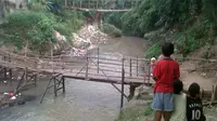 Sejak putus pada 21 Januari 2014, jembatan gantung di kawasan Pekarungan, Kota Serang, belum diperbaiki.