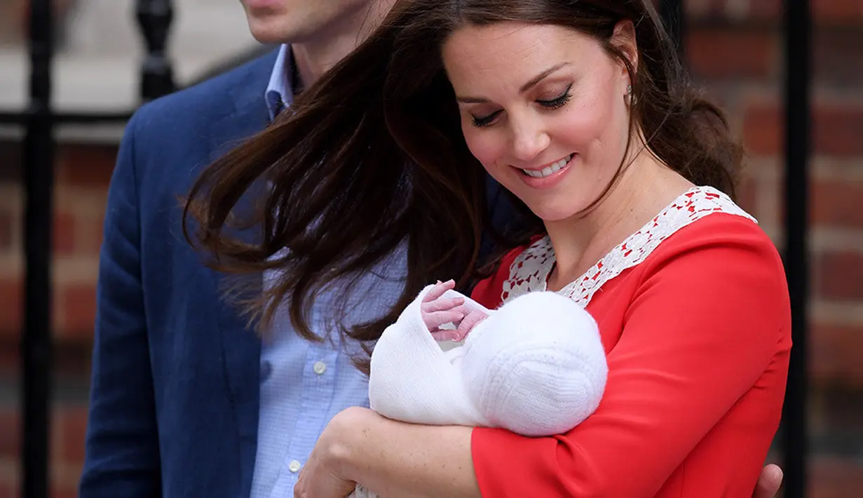 Kate Middleton sendiri meninggalkan rumah sakit pada 23 April lalu. (DAVID FISHER/REX/SHUTTERSTOCK)