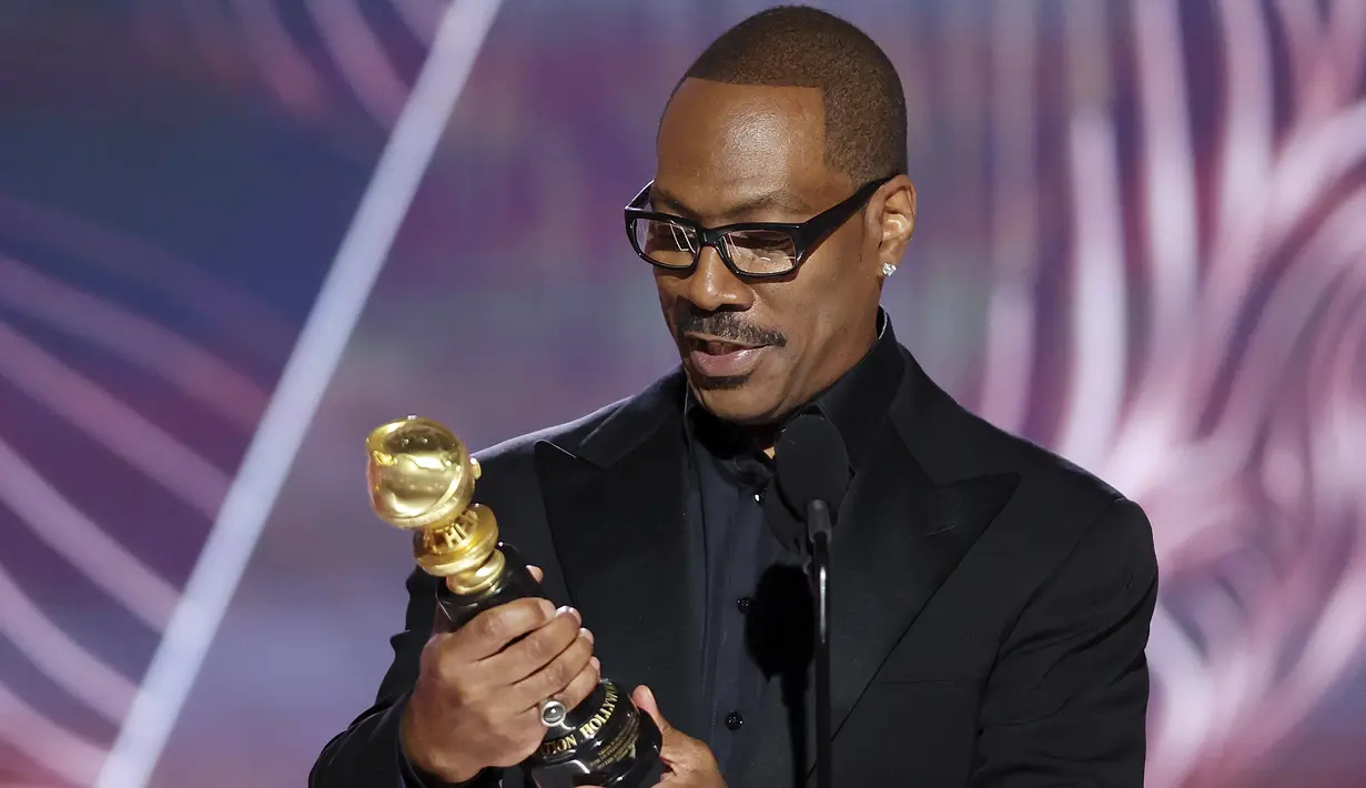 <p>Eddie Murphy menerima penghargaan Cecil B. DeMille selama malam penganugerahan Golden Globes ke-80 di Beverly Hilton Hotel di Beverly Hills, California (10/1/2023). Murphy sudah enam kali dinominasikan di Golden Globe dan memenangkan satu piala untuk penampilannya dalam film &ldquo;Dreamgirls&rdquo; (2016). (Rich Polk/NBC via AP)</p>