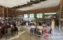 Dedikasi Tanpa Batas: Kisah Inspiratif Guru Pandeglang Armani Bertahan 17 Tahun di Tengah Keterbatasan