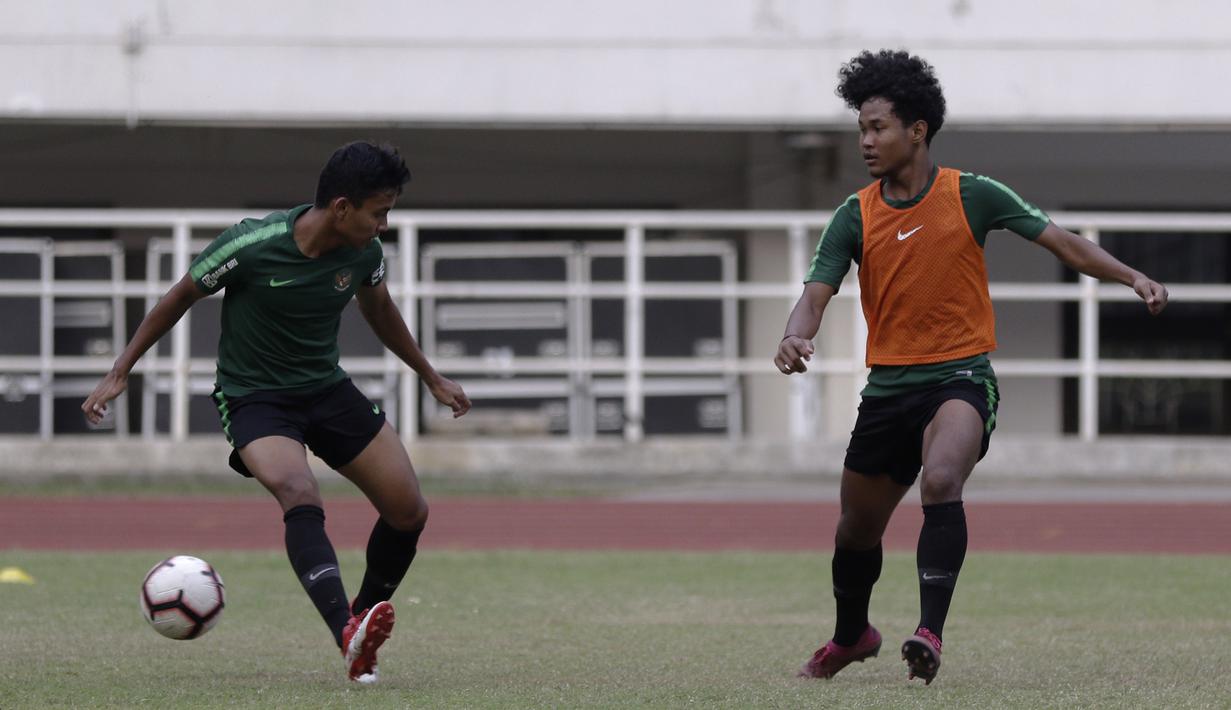 Pemain Timnas Indonesia U-19, Bagus Kahfi, berebut bola dengan Fadilah Nur Rahman saat latihan di Stadion Pakansari, Bogor, Rabu (2/10). Latihan ini merupakan persiapan jelang AFF U-19 di Vietnam. (Bola.com/Yoppy Renato)