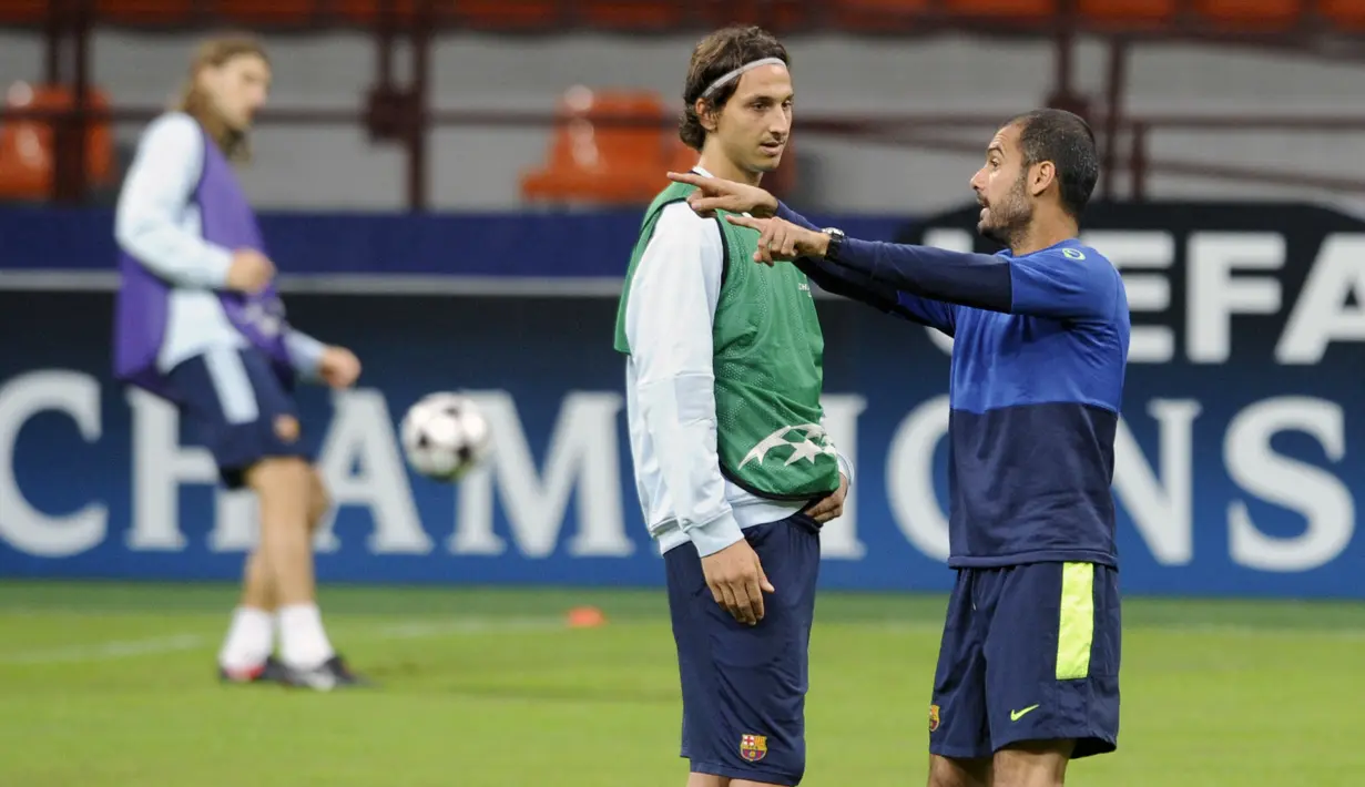 Hubungan Zlatan Ibrahimovic dan Pep Guardiola sempat retak saat membela Barcelona. Ketika Guardiola ingin membangun sistem barunya di sekitar Lionel Messi, Ibrahimovic kemudian hanya menjadi pilihan kedua. Ibrahimovic bermain di Barcelona selama semusim dan mencetak 16 gol di liga. (AFP/Damien Meyer)