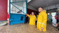 Ronald Lumbuun bersama jajarannya saat memantau kondisi banjir yang merendam Lapas Kelas II A Manado, Jumat (27/1/2023).