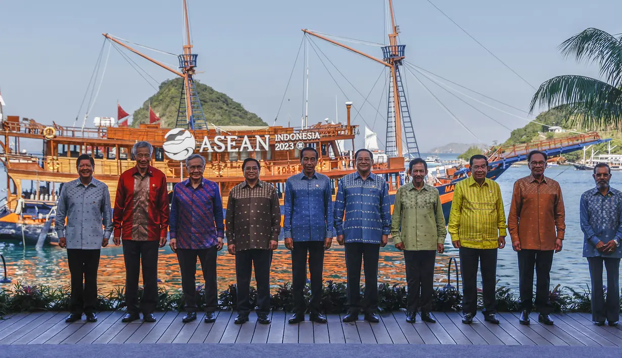 <p>Mereka terlihat mengenakan tenun dengan warna yang beragam. (Photo by MAST IRHAM / POOL / AFP)</p>