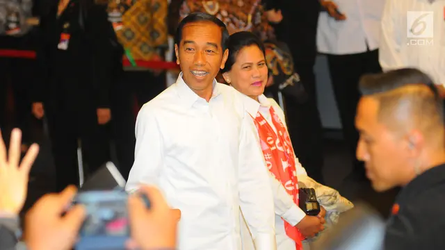 Jokowi Gandeng Iriana Saat Tiba di Lokasi Debat Keempat Pilpres 2019